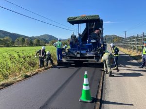 紋別丸瀬布線道単舗装工事（構造改良）その２施工中